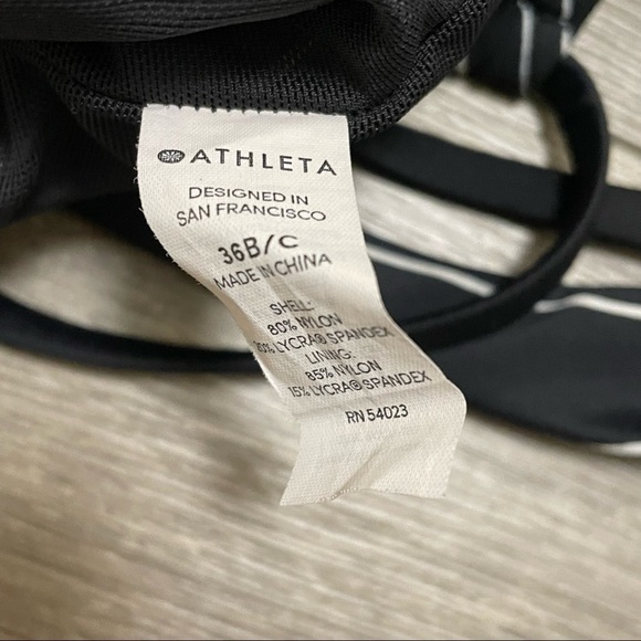 Athleta  Top Chevron High Neck Sports Bra with underwire Black/White Sz 36 B/C - Picture 7 of 7